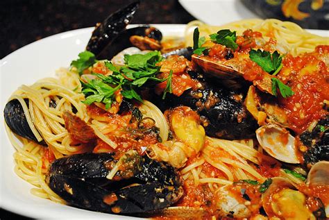 Sunday At the Giacomettis: Spaghetti wilth clam and Mussel Sauce (al Sugo di Vongole e Cozze).