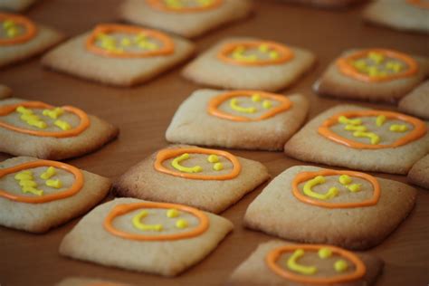 Decorating Halloween Cookies (flooding with royal icing) - Polish Housewife