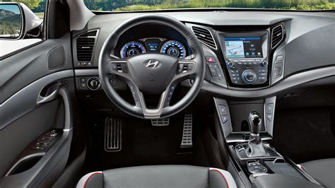 Hyundai i40 gets refreshed with safety tech & revised powertrains ...