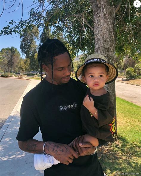 Travis Scott tient sa fille Stormi dans les bras- Instagram de Kylie ...