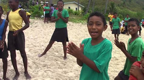 FIJI - Kids Dancing on The Beach at Kia Island - YouTube