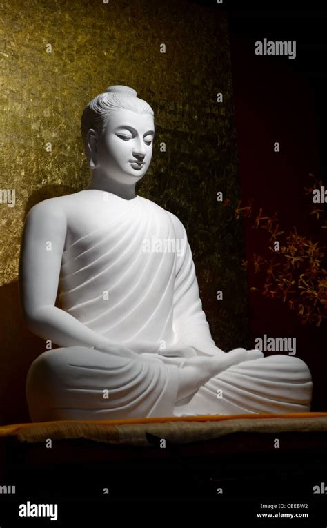 White Buddha statue sitting in 'lotus position' meditation Stock Photo ...