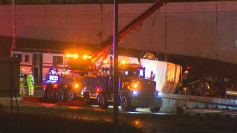 3 horses killed after horse trailer crashes on I-35E in St. Paul | FOX 9 Minneapolis-St. Paul