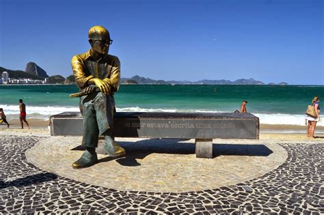 Praia de Copacabana - Estátua de Carlos Drumond de Andrade | Fish, Sport