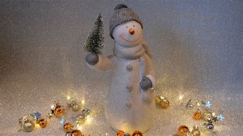 Figurine Snowman With Christmas Tree Ornaments 4K HD Snowman Wallpapers ...