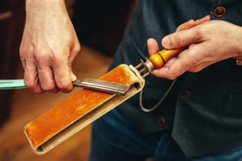 How To Sharpen Razor Blades (3 Foolproof Methods) - DapperlyClub