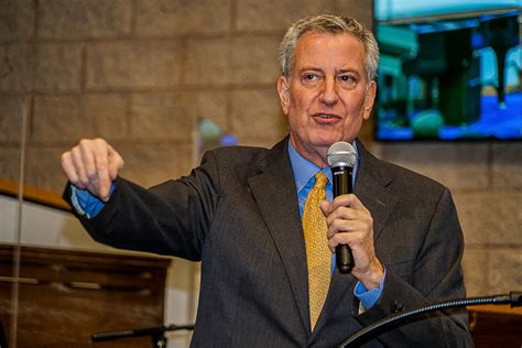 De Blasio touts promise of COVID-19 vaccine at Sunday service visits in Queens | amNewYork