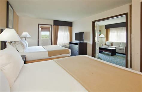 Branson 76 Central Holiday Inn Express (Branson, MO) - Resort Reviews - ResortsandLodges.com