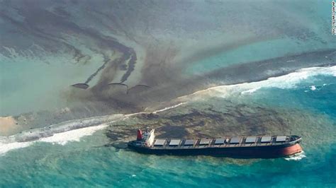 MV Wakashio Leaks Oil into Mauritius Coast, Splits into Two - Economy.pk