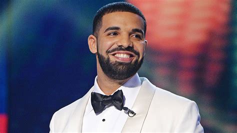 Drake gives $100 each to fast-food restaurant's employees - Daily Times