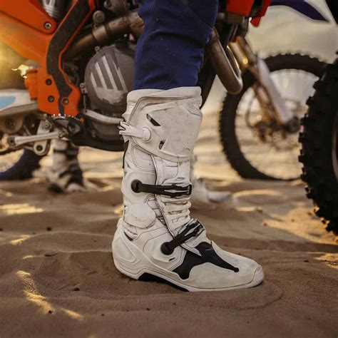 The Ultimate Guide: How to Wear Motorcycle Boots for Style and Safety ...