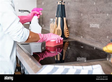 Cleaning Induction Hob. Cleaning service concept Stock Photo - Alamy