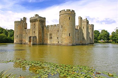 Bodiam Castle picturesque view from South East | Bodiam castle ...