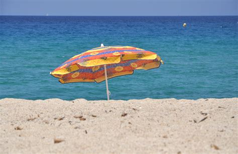 File:Beach umbrella.jpg - Wikimedia Commons