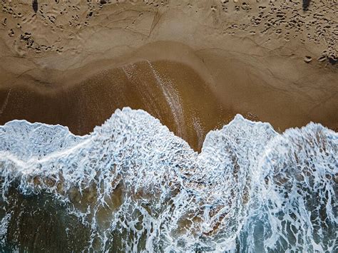 Drone Menangkap Ombak Besar Di Pantai Sisilia Ombak Selancar Pantai Samudra Foto Latar belakang ...