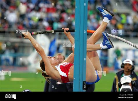 YELENA ISINBAYEVA POLE VAULT RUSSIA OLYMPIC STADIUM HELSINKI FINLAND 12 August 2005 Stock Photo ...