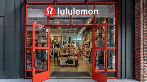 is there a lululemon store in destin florida gators