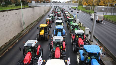 Photos: French farmers protest in Paris against 'agri-bashing ...