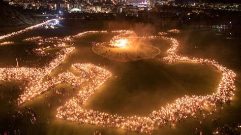 Edinburgh torchlight procession creates giant Scotland map - BBC News