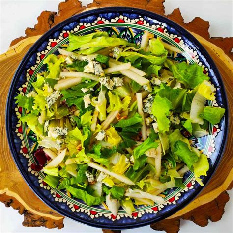 Blue cheese salad with pear and walnuts · Salad recipes