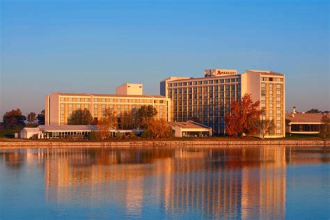 Hotels with Suites near Kansas City Airport | Kansas City Airport Marriott