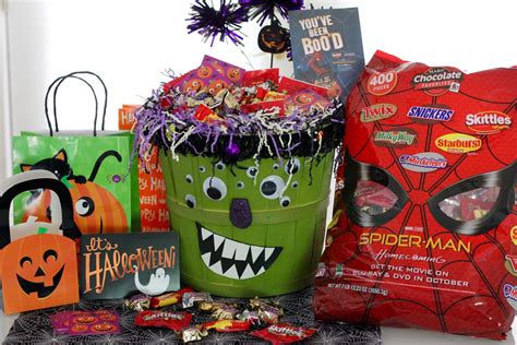 Make a Halloween Candy Basket to BOO It Forward! - The Homespun Chics