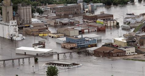 Flood waters stop rising in Minot, N.D.