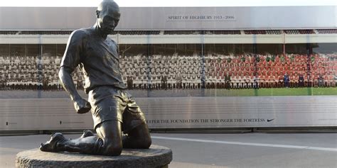 Les statues marquantes du foot anglais (3/5) : Thierry Henry, canonisé ...