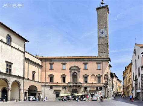 Piazza del Plebiscito con il palazzo comunale e il Palazzo dei Priori a ...