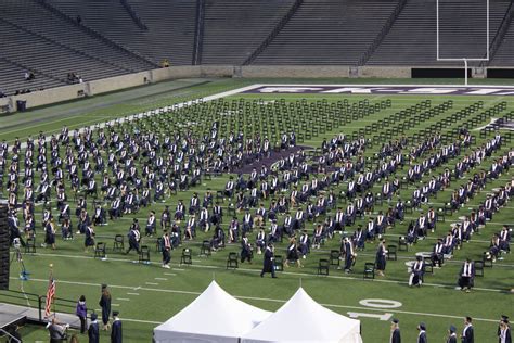 Manhattan High School sends off 2020 and 2021 graduates with grand ceremony - News Radio KMAN