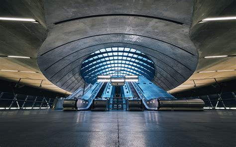 The Canary Wharf Tube Station London Stock Photo - Download Image Now - iStock