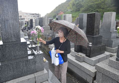 墓前に花 先祖に祈り 静岡県内、雨の彼岸入り｜あなたの静岡新聞