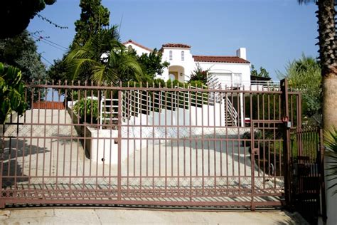 LaBianca House. Leno & Rosemary LaBianca stopped by a newstand and were ...