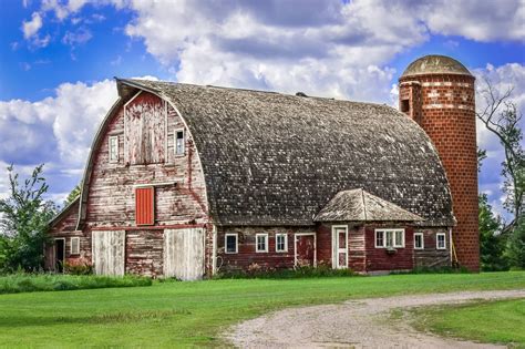 Barns And Silos: A Relaxed English Language Interior Design Approach ...