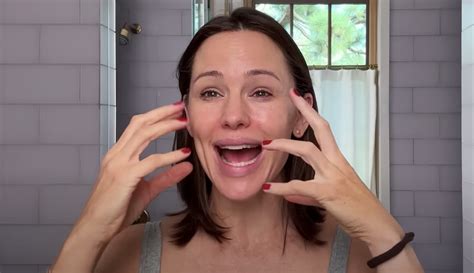 Watch Jennifer Garner Do Her 7 Step Skincare Routine In Under 7 Minutes