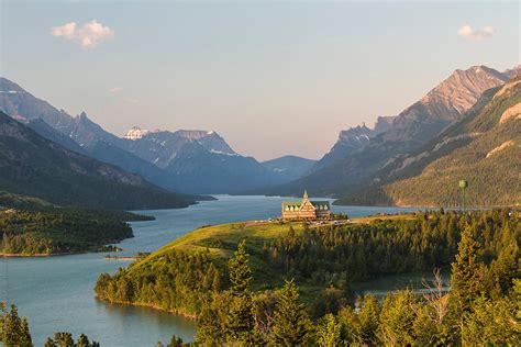 «Prince Of Wales Hotel At Waterton Lake, Canadian Rockies» del colaborador de Stocksy «Peter ...