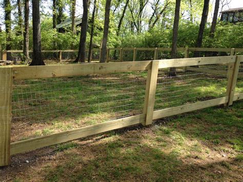 make a framed in fence with welded wire fencing - Google Search #WoodworkingProjectsBeginner ...