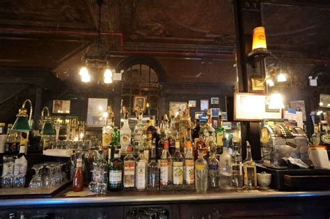 Discover one of the oldest bars of New York City: Old Town Bar