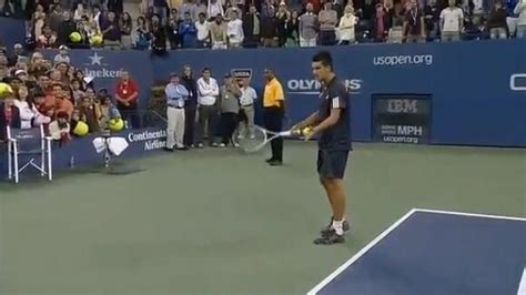 Vidéo : Novak Djokovic est un grand habitué des imitations, comme ici avec John McEnroe lors de ...