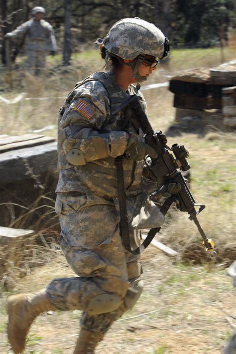 IMT | A Texas Army National Guard Soldier runs through an In… | Flickr