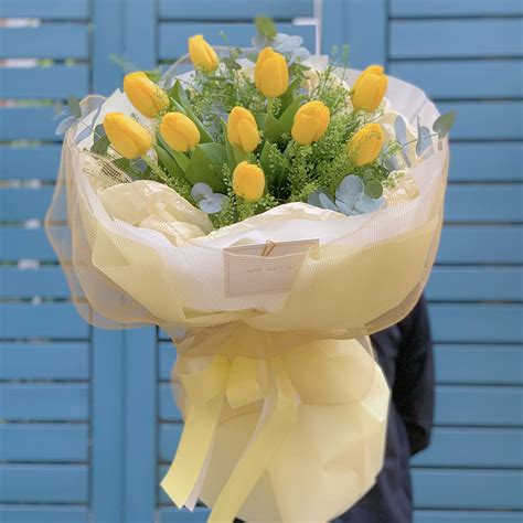 Bó 10 bông Tulip vàng, style tròn (giấy vàng kem) – Hoa Tháng Tư