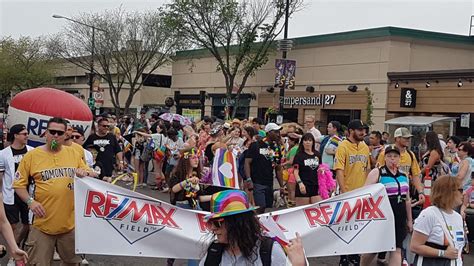 Edmonton Pride Parade continues after being stopped by demonstrators - Edmonton | Globalnews.ca