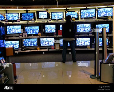 Tv sets in shop display hi-res stock photography and images - Alamy