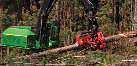 15 Action Shots of the John Deere Forestry Harvester [Image Gallery: ]