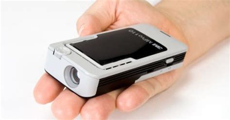 Pocket projector gets an early screening - CNET