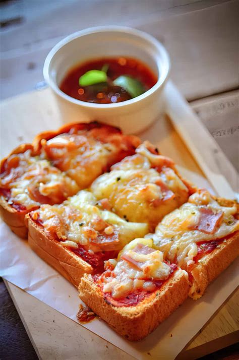 Best Pizza Toast Recipe | MissHomemade.com