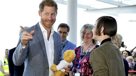 Prince Harry Put His Dad Skills On Display Meeting Patients At Oxford ...