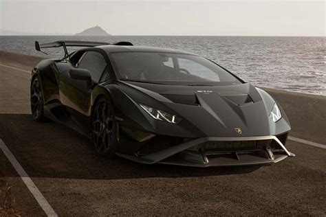 2024 Lamborghini Huracan Black - Sacha Clotilda