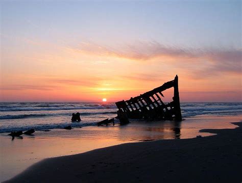 The Shipwreck of Peter Iredale at Sunset (Oregon) - Urban Ghosts Media