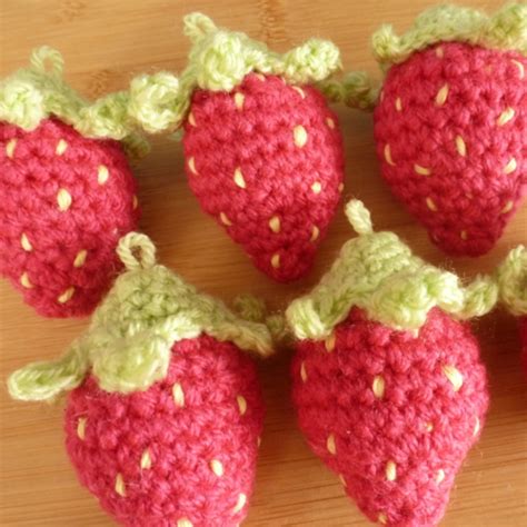 Free Crochet Strawberry Pattern With Photo Tutorial | FeltMagnet